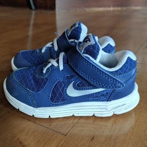 Boys Nike shoes size 6